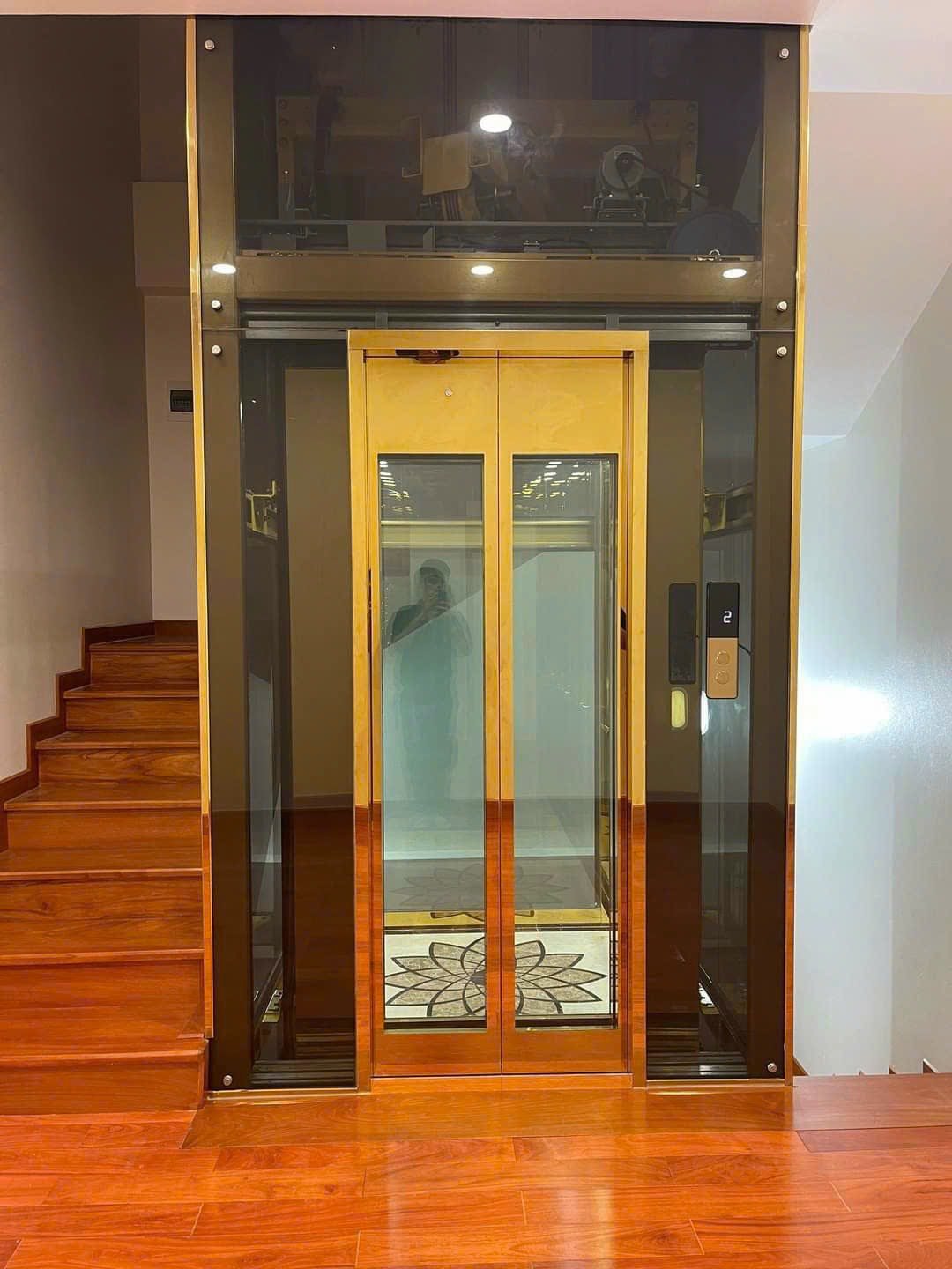 Có nên sử dụng thang máy bị lỗi