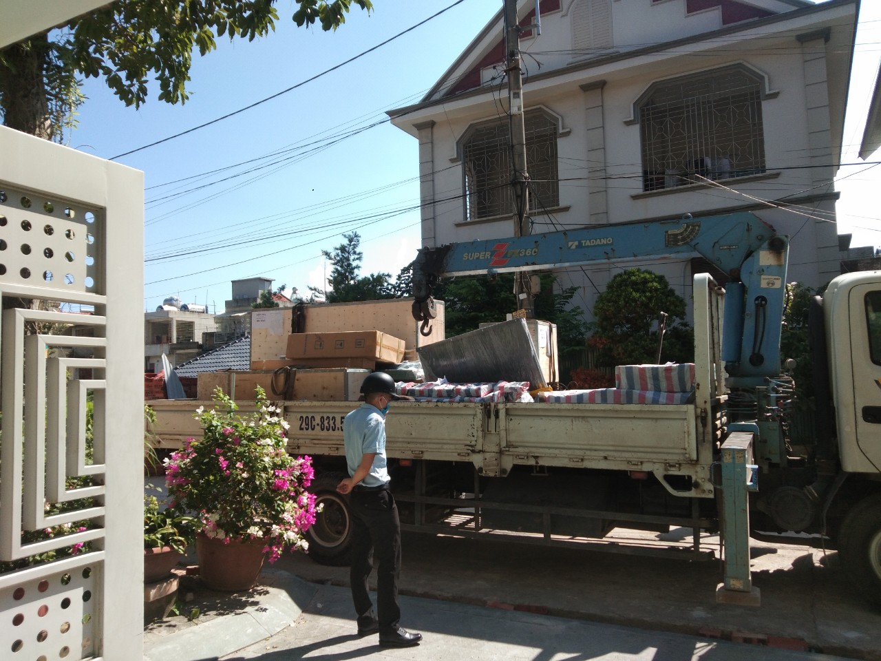 Đưa hàng về công trình Anh Huấn - Đồi văn nghệ, Hạ Long, Quảng Ninh