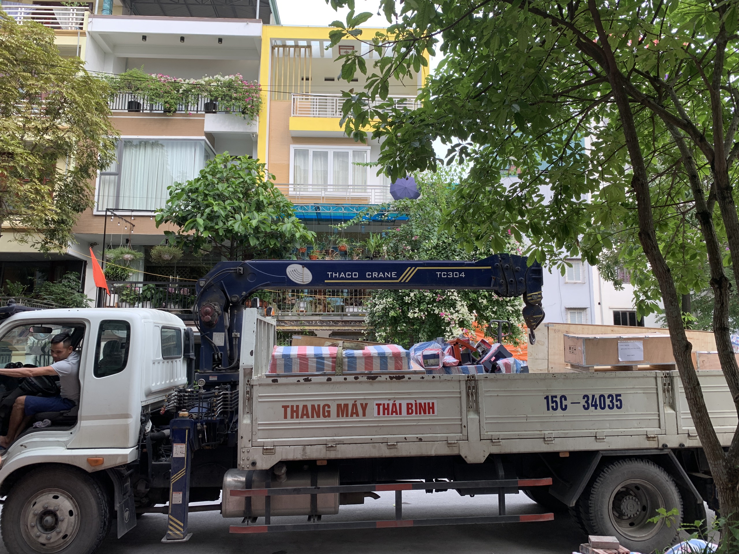 Bàn giao thang máy tại công trình Chị Mai - Yết Kiêu - Hạ Long - Quảng Ninh
